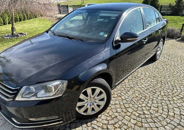 volkswagen Volkswagen Passat cena 42990 przebieg: 298100, rok produkcji 2013 z Brok